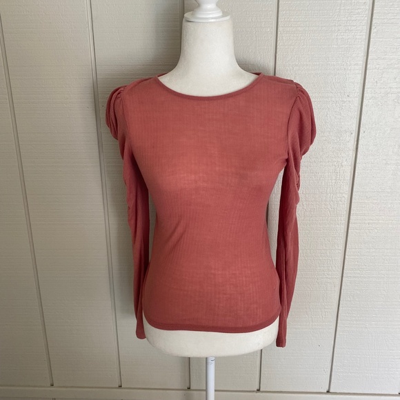 EXPRESS Ruched Puff Sleeve Tee - Picture 3 of 5